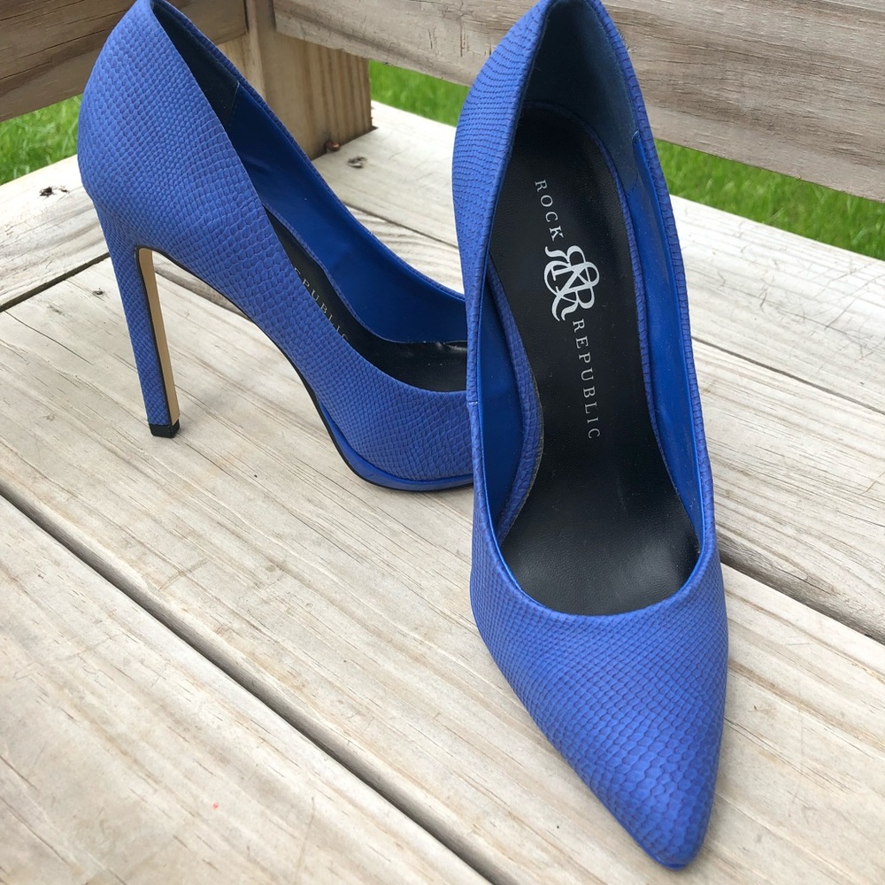 Rock and Republic blue faux snake skin heels/pumps